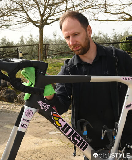 L'ultima passata con uno straccio in microfibra permette di riportare la bici al suo splendore