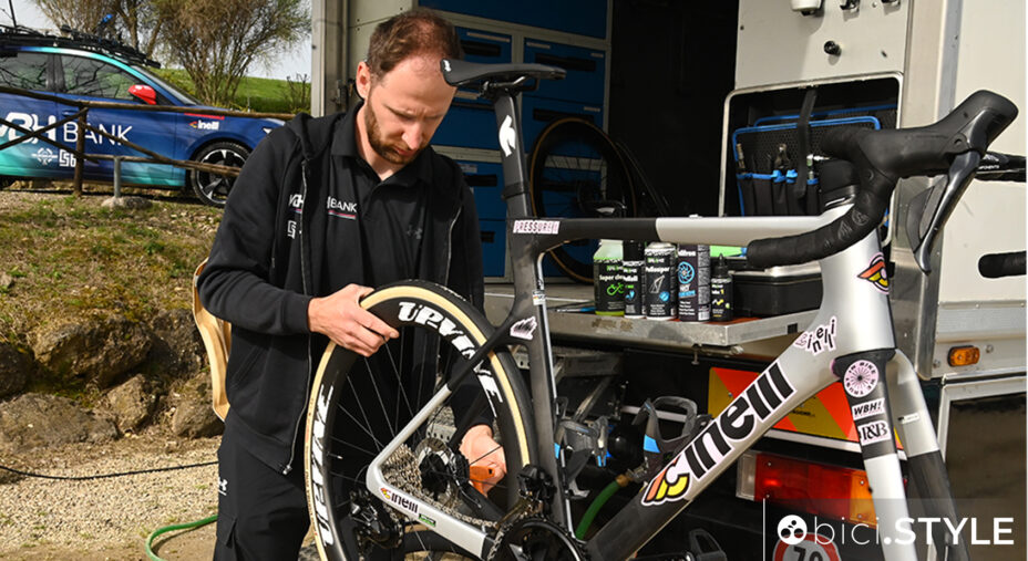 Finita la pulizia della bici si passa alla lubrificazione, per cui va rimessa la ruota