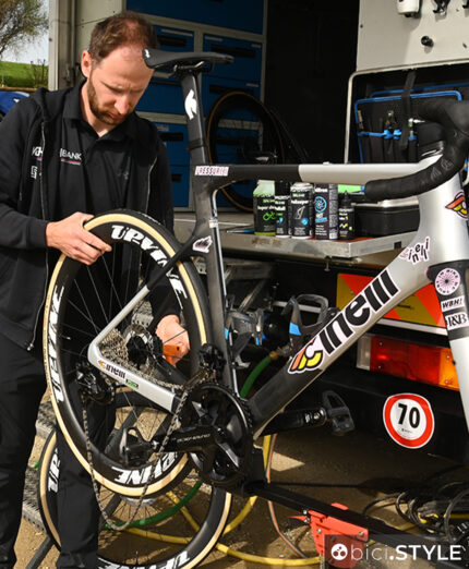 Finita la pulizia della trasmissione si passa alla lubrificazione, per cui va rimessa la ruota