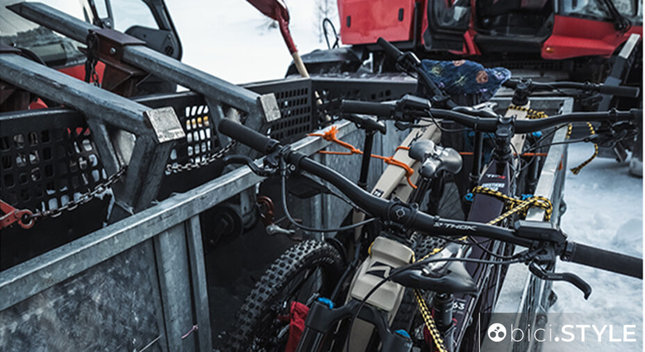 Le MTB nella navicella agganciata al gatto delle nevi: Cervinia per Thok è anche questo