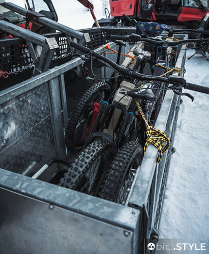 Le MTB nella navicella agganciata al gatto delle nevi: Cervinia per Thok è anche questo