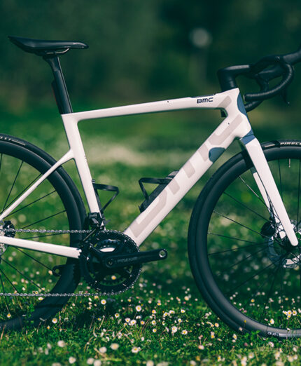 Nuova BMC AMP 01, e-road discreta nell'erogazione e super elegante