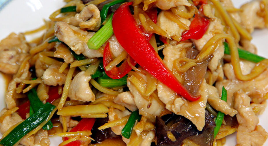 Lo zenzero si sposa perfettamente con il pollo, conferendo aroma e profondità di sapore (depositphotos.com)