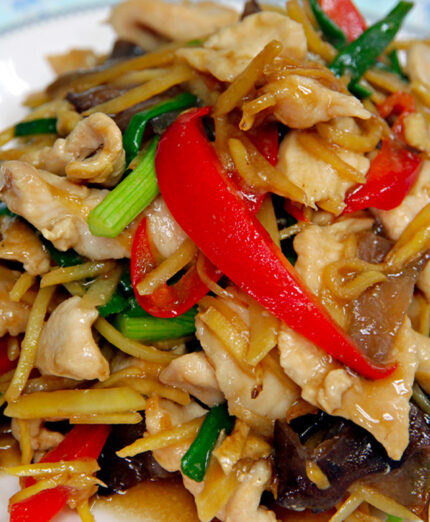 Lo zenzero si sposa perfettamente con il pollo, conferendo aroma e profondità di sapore (depositphotos.com)