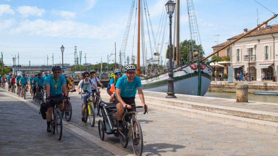 La Social Pedaleda da Cesena a Cesenatico, (foto Bike Like a Couple)