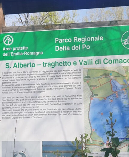 L'Argine è parte del Parco del Delta del Po, visitabile anche in traghetto, compendio ideale per la bici