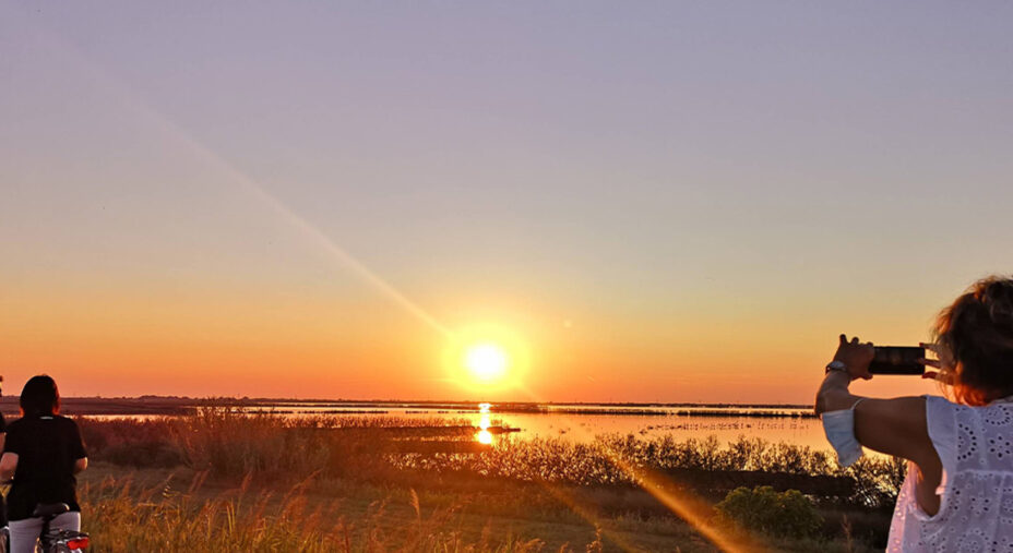 Lo spettacolo di colori che l'Argine degli Angeli regala al tramonto è straordinario