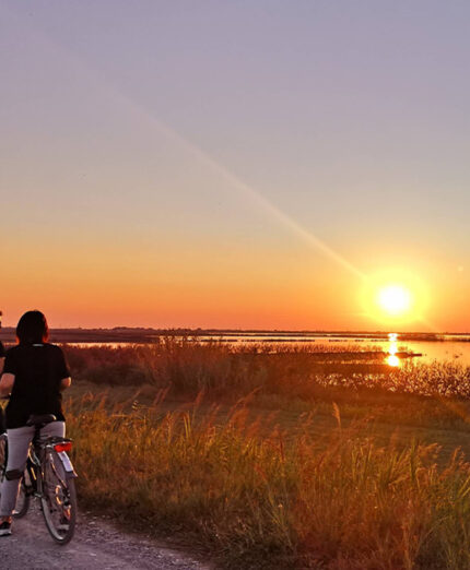 Lo spettacolo di colori che l'Argine degli Angeli regala al tramonto è straordinario