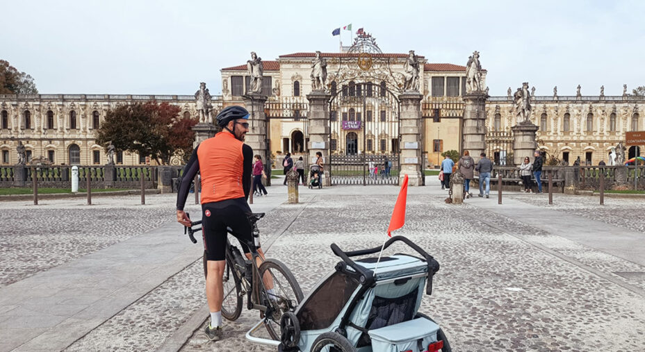 Stefano davanti a Villa Contarini a Padova. Le uscite con la piccola arrivano anche a più giorni, avendo tutto il necessario