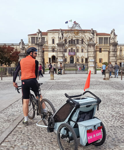 Stefano davanti a Villa Contarini a Padova. Le uscite con la piccola arrivano anche a più giorni, avendo tutto il necessario