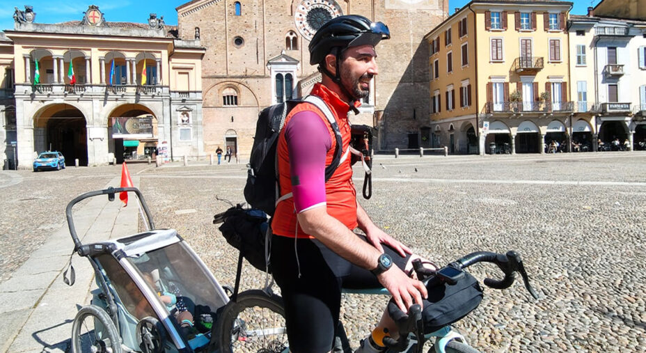 Davanti al Duomo di Lodi. Le uscite sono quasi sempre su asfalto, limitando al minimo dislivelli e scossoni