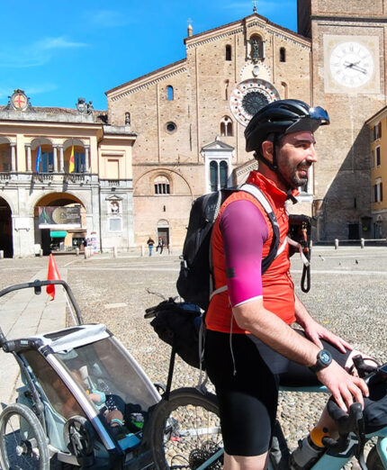 Davanti al Duomo di Lodi. Le uscite sono quasi sempre su asfalto, limitando al minimo dislivelli e scossoni