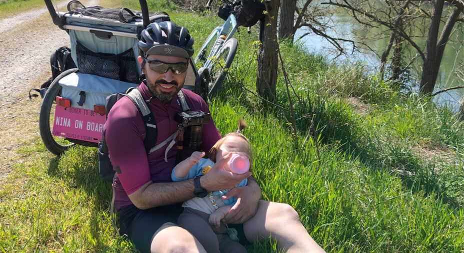 Papà Stefano con il biberon. Gli ultimi ritrovati consentono di prepararlo facilmente in qualsiasi frangente