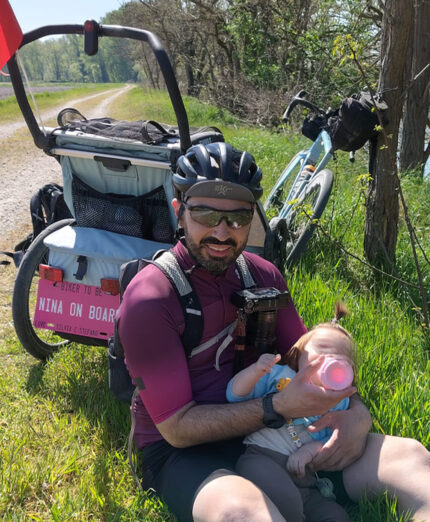 Papà Stefano con il biberon. Gli ultimi ritrovati consentono di prepararlo facilmente in qualsiasi frangente