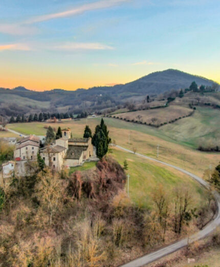 Le colline della pieve di Contignaco sono attraversate dagli itinerari salsesi (foto Around Thermae)