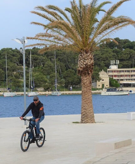 La bellissima isola di Hvar è una delle mete preferite dai cicloturisti, non solo per le sue spiagge