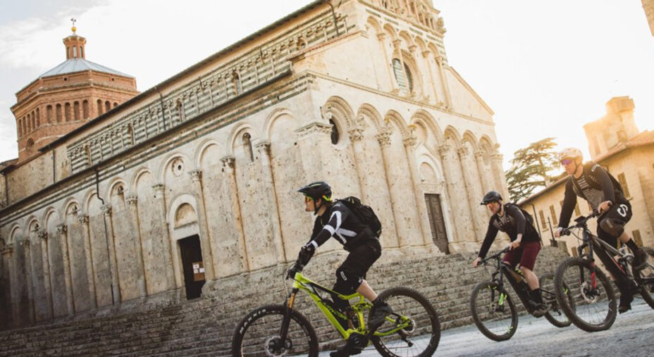 La Cattedrale di Massa Marittima, centro dell'accogliente piazza popolata di bici (foto Visit Tuscany)