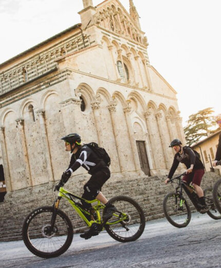 La Cattedrale di Massa Marittima, centro dell'accogliente piazza popolata di bici (foto Visit Tuscany)