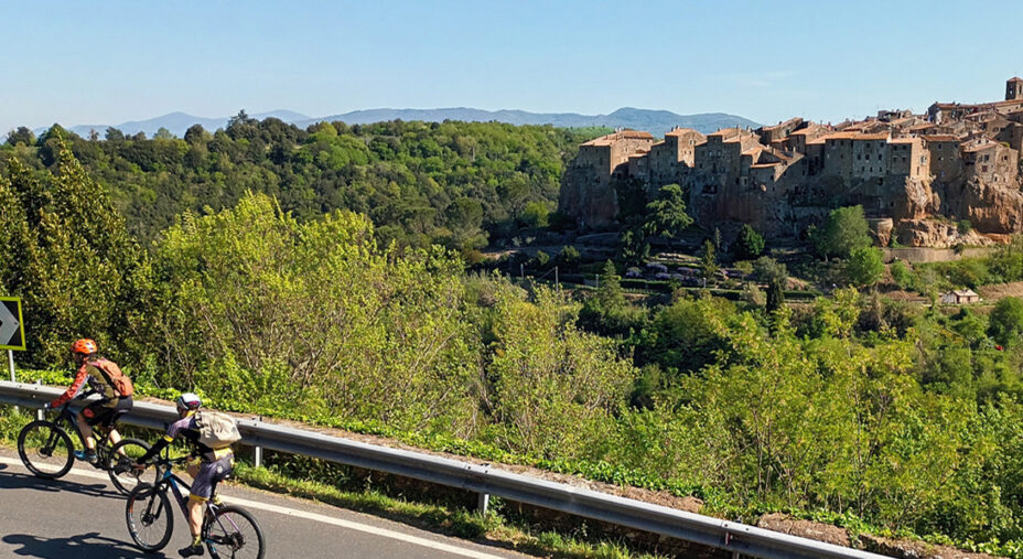 Il borgo di Pitigliano che sembra uscire direttamente dalla roccia (foto Fedi)
