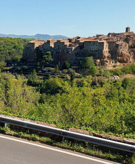 Il borgo di Pitigliano che sembra uscire direttamente dalla roccia (foto Fedi)