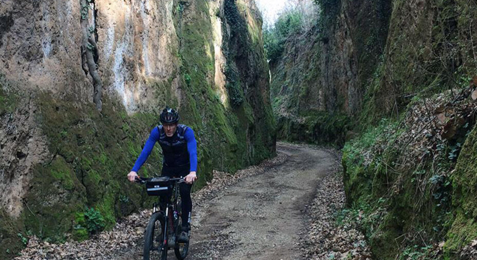 Il passaggio attraverso i "canyon" di Sorano, corridoi scavati nbella roccia (foto Fedi)