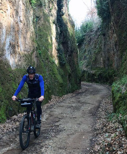 Il passaggio attraverso i "canyon" di Sorano, corridoi scavati nbella roccia (foto Fedi)