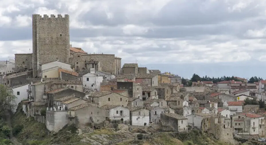 Il bellissimo borgo di Pietramontecorvino dove tutte sembra essersi fermato al Medioevo
