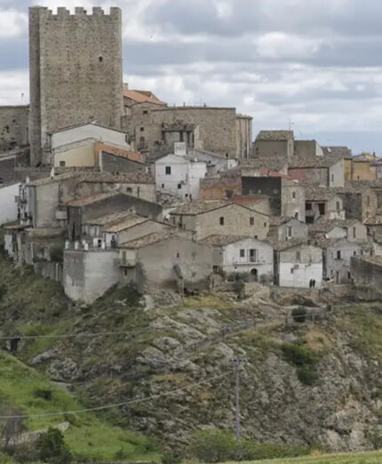 Il bellissimo borgo di Pietramontecorvino dove tutte sembra essersi fermato al Medioevo