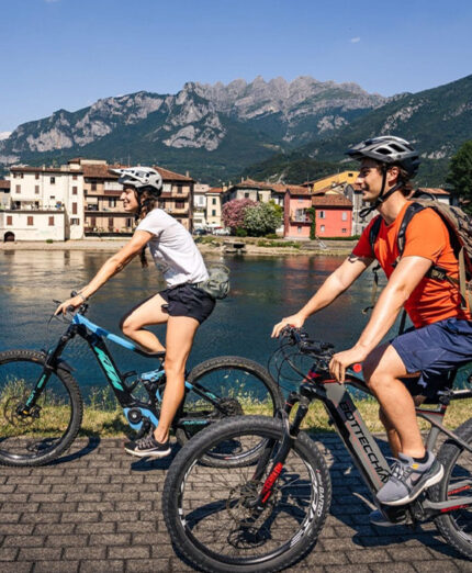 Il giro del lago di Lecco è una delle principali uscite da Villa Paradis, lungo intorno ai 25 chilometri