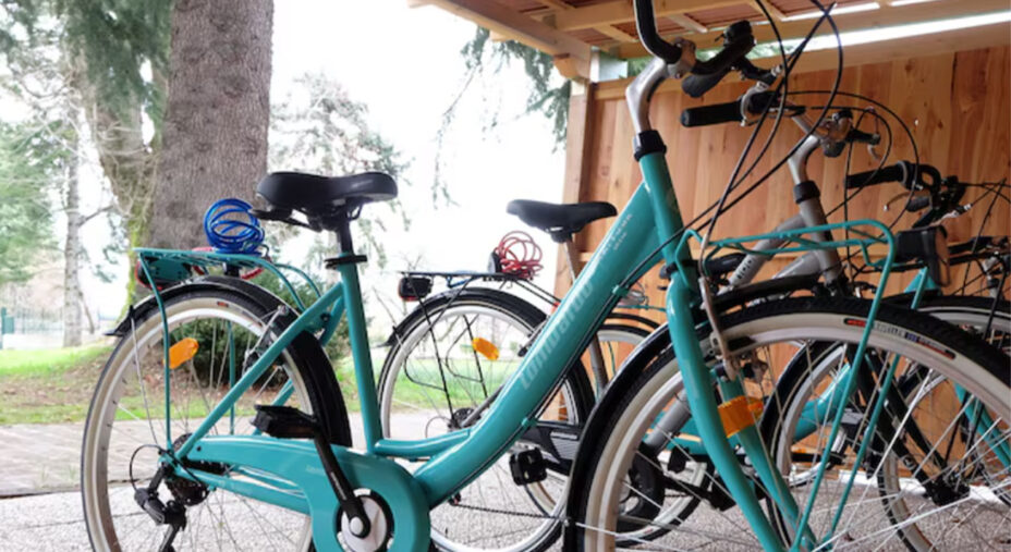 Il capanno coperto dove sono le 6 bici messe a disposizione dalla struttura e altri ricoveri