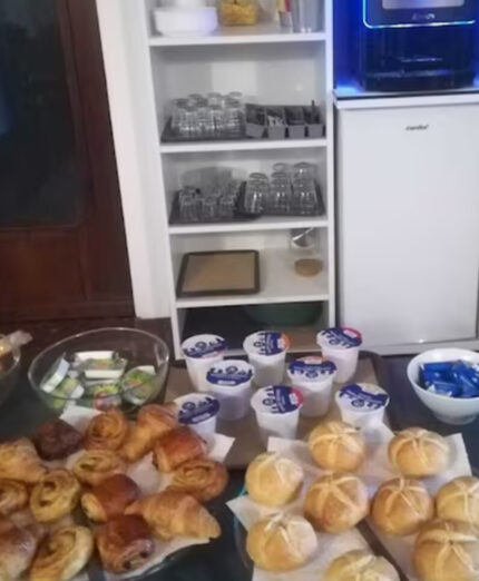 L'abbondante colazione a disposizione degtli ospiti. Per i ciclisti c'è disponibilità anche per richieste specifiche