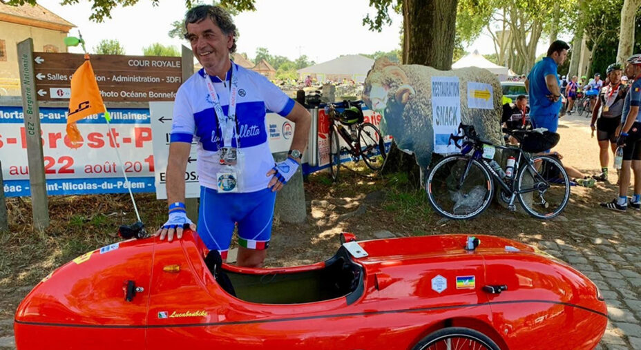 Luca Bonechi con la sua velomobile carenata, capace di grandi velocità ma pesante in salita