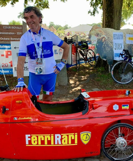 Luca Bonechi con la sua velomobile carenata, capace di grandi velocità ma pesante in salita