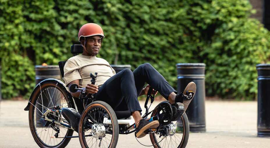 La trike, dotata di tre ruote, con un equilibrio stabile ma un baricentro molto basso