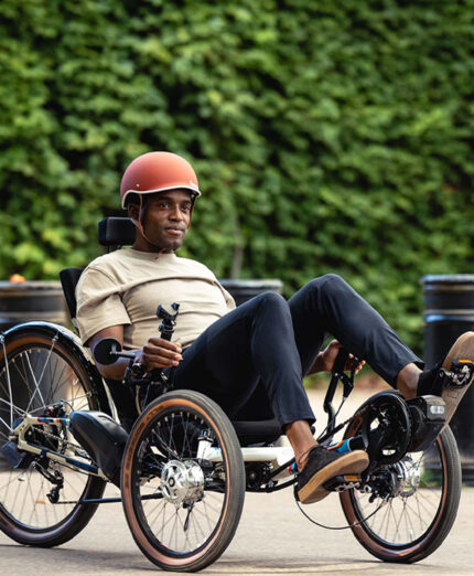 La trike, dotata di tre ruote, con un equilibrio stabile ma un baricentro molto basso