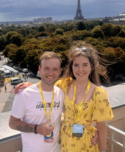 Kyle e Amy Hudson, a Parigi da dove ha preso il via il loro giro del mondo