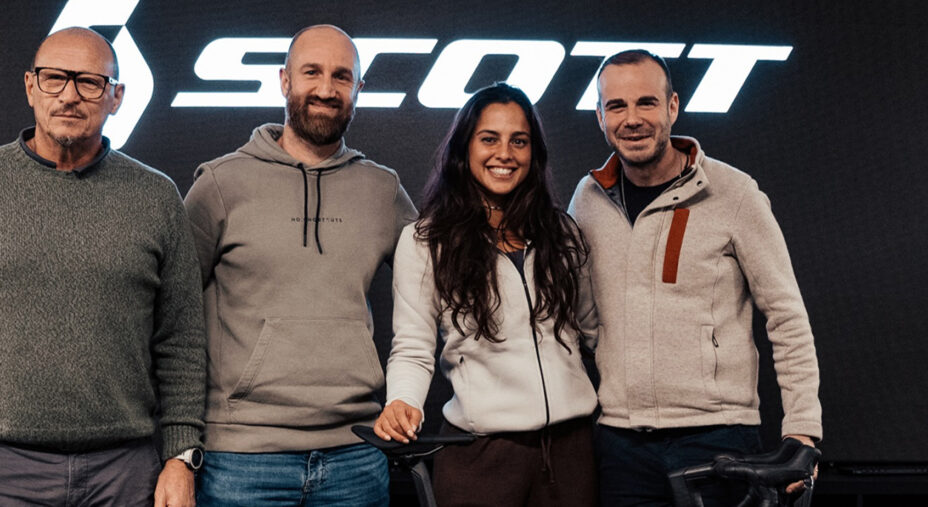 Marta insieme allo staff di Scott Italia, pronta a dare spazio alla bici nei suoi video