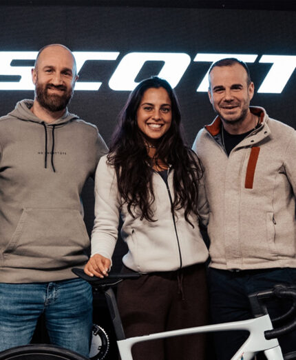 Marta insieme allo staff di Scott Italia, pronta a dare spazio alla bici nei suoi video