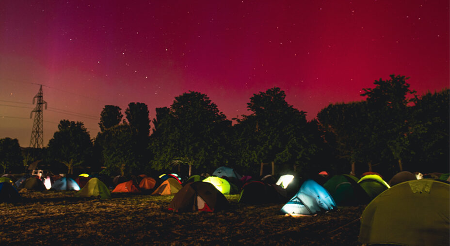 Si pernotta in tenda e i partecipanti sono chiamati a mettere su il campo al loro arrivo