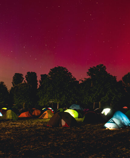 Si pernotta in tenda e i partecipanti sono chiamati a mettere su il campo al loro arrivo