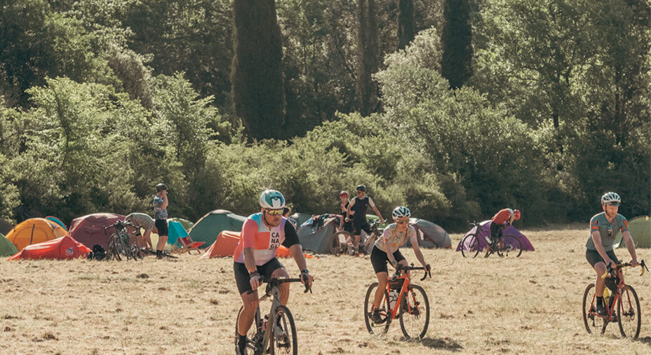 La partenza del sabato dal campo base: tre i percorsi a disposizione, diversi per lunghezza e difficoltà