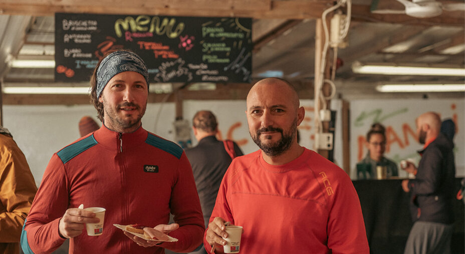 La cucina da campo allestita al campo base produce piatti tipici legati alla tradizione toscana