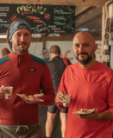 La cucina da campo allestita al campo base produce piatti tipici legati alla tradizione toscana