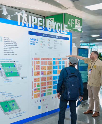 La disposizione enorme degli stand: la fiera ha previsto 4 temi portanti