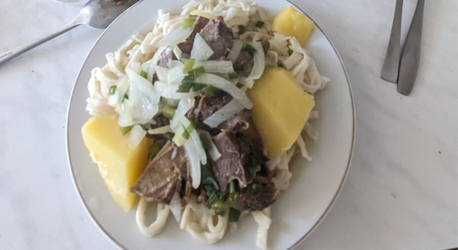 Il Beshbarmark, piatto kazako a base di carne bollita e pasta fatta in casa