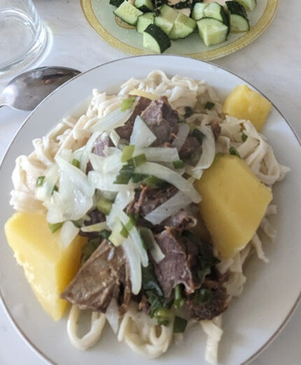 Il Beshbarmark, piatto kazako a base di carne bollita e pasta fatta in casa