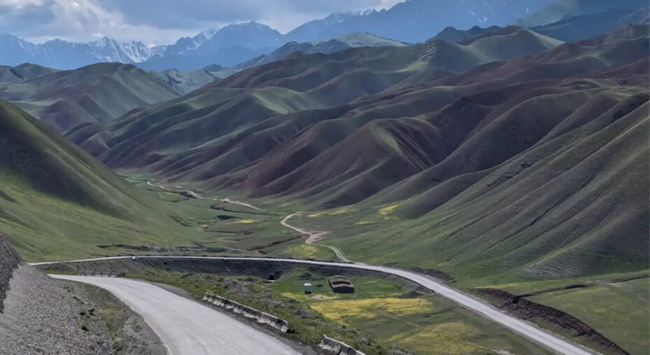 Le lunghe strade del Kyrghizistan, da dove ci si inoltra verso la Mongolia e l'Estremo Oriente