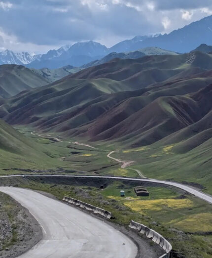 Le lunghe strade del Kyrghizistan, da dove ci si inoltra verso la Mongolia e l'Estremo Oriente