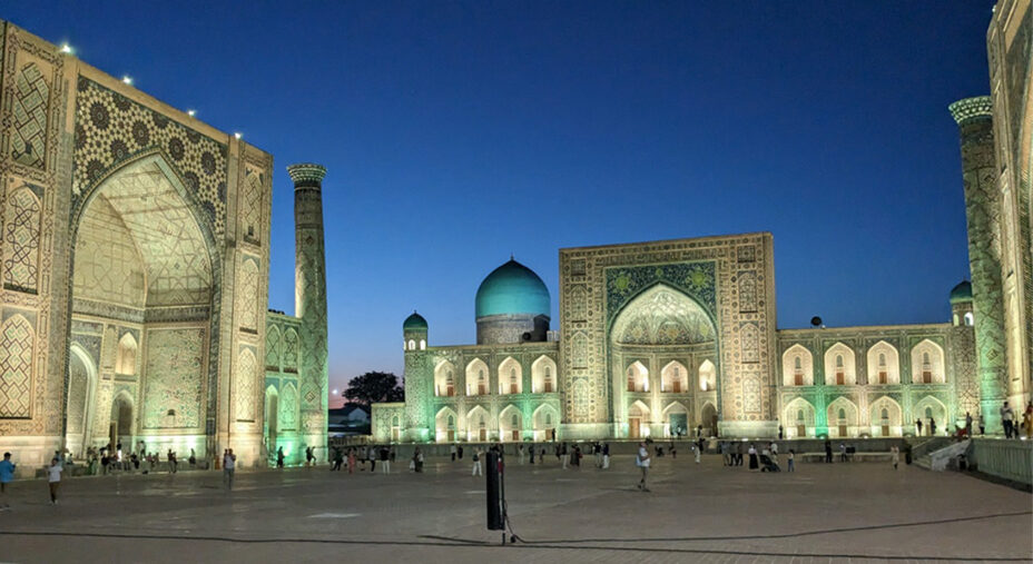 La bellissima piazza centrale di Samarcanda, città in passato grande snodo dei commerci con l'Oriente