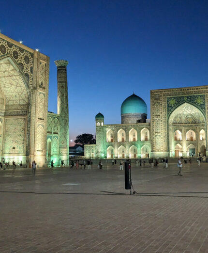 La bellissima piazza centrale di Samarcanda, città in passato grande snodo dei commerci con l'Oriente